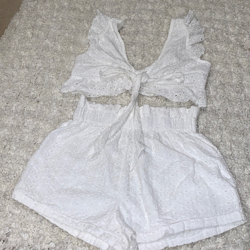 Beautiful white 2 piece set w/high waisted paper bag shorts🤍✨NEVER WORN!